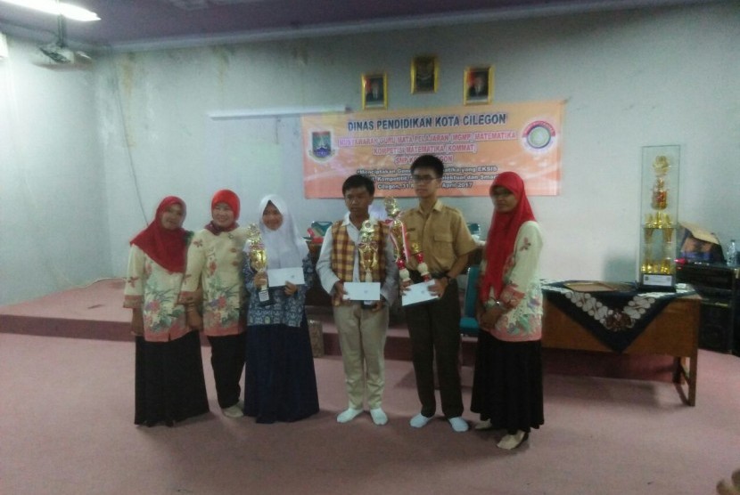 Siswa SMP Bosowa Al Azhar, Rio Rifaldo, menjadi juara kedua Kompetisi Matematika tingkat SMP/MTs Kota Cilegon 2017.