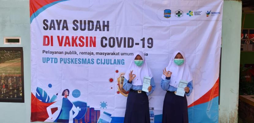 Siswa SMP di Kabupaten Pangandaran menjalani vaksinasi Covid-19 di sekolahnya. Kabupaten Pangandaran menjadi satu-satunya daerah di Jawa Barat (Jabar) yang menerapkan pemberlakuan pembatasan kegiatan masyarakat (PPKM) Level 1.