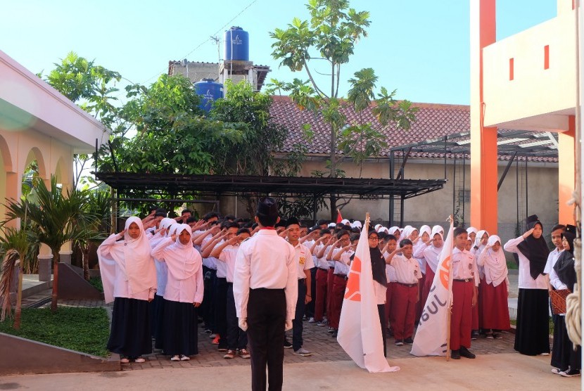 Siswa SMP Juara Bandung sedang menjalani MPLS.