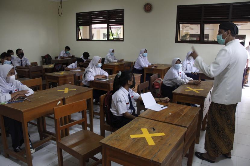 Siswa SMP Negeri 13 Solo mengikuti simulasi Pembelajaran Tatap Muka (PTM) dengan menerapkan protokol kesehatan COVID-19 di Solo, Jawa Tengah, Kamis (18/3). Presiden Joko Widodo (Jokowi) sore ini kembali meninjau pelaksanaan vaksinasi massal Covid-19 di Kota Makassar, Sulawesi Selatan, Kamis (18/3).