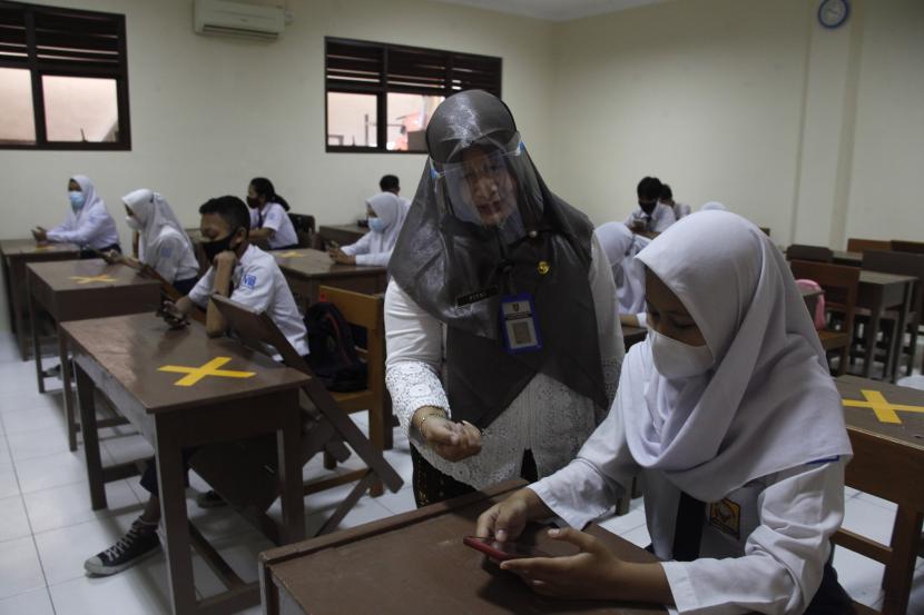 Siswa SMP Negeri 13 Solo mengikuti simulasi Pembelajaran Tatap Muka (PTM) dengan menerapkan protokol kesehatan Covid-19 di Solo, Jawa Tengah.