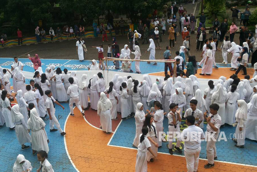 Siswa SMP Negeri 56 Jakarta menumpahkan ekspresi kegembiraan di atas kain putih sepanjang 50 meter yang disediakan oleh sekolah, usai pelaksanakan UNBK hari terakhir Senin (8/5) .