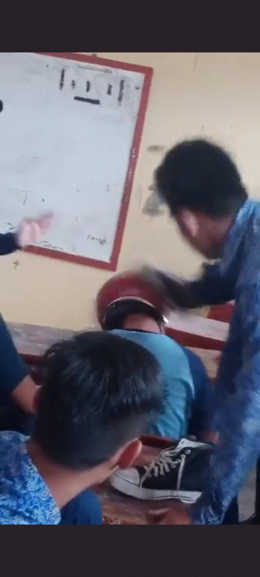 Siswa SMP Plus Baiturrahman, Kota Bandung menendang kepala temannya di dalam kelas.