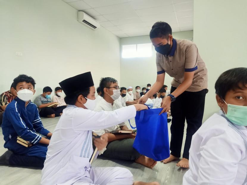 Siswa SMPIT Nur Hikmah Bekasi mengumpulkan donasi untuk korban erupsi Semeru, Kamis (9/12).