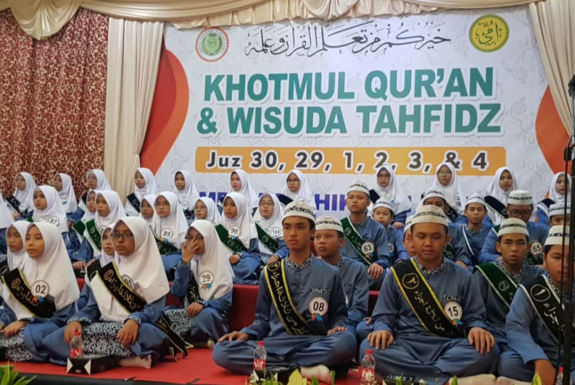 Siswa SMPIT Nur Hikmah mengikuti uji publik tahfizh Quran.