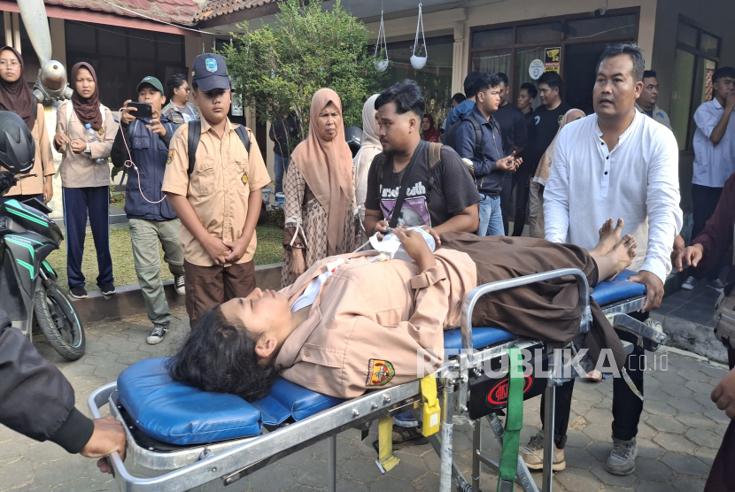 Siswa SMPN 1 Cisarua, Kabupaten Bandung Barat Mengalami Gejala Keracunan Usai Mengkonsumsi MBG, Selasa (13/10/2025).