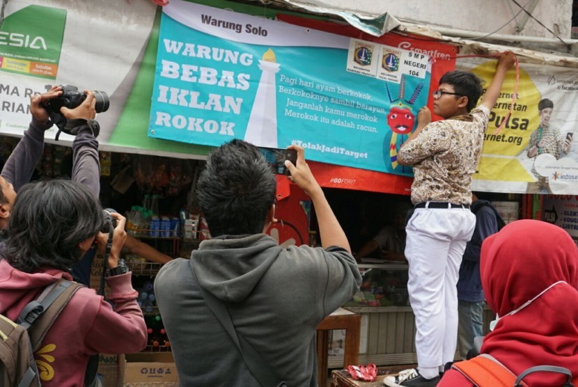 Siswa SMPN 104 Jakarta menurunkan iklan rokok beberapa waktu lalu