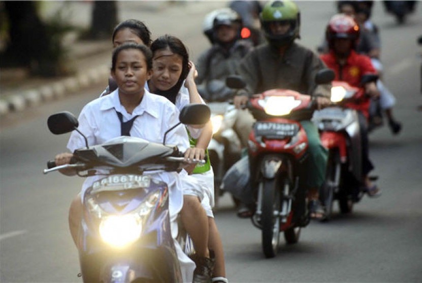 Siswa SMPN yang masih di bawah umur membawa motor ke sekolah dengan melanggar aturan lalu lintas (ilustrasi).