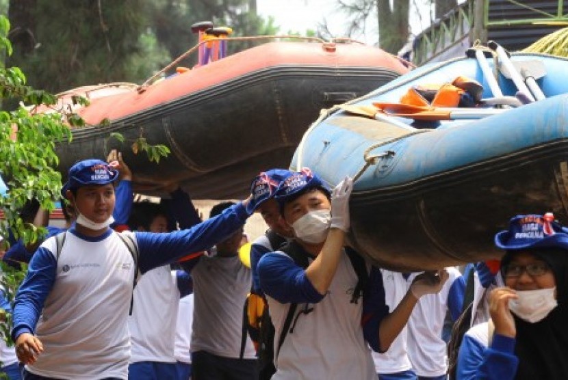Siswa SMU mengangkat perahu saat mengikuti pelatihan Simulasi Gabungan Siaga Bencana di Tangerang, Banten, Sabtu (7/11). 