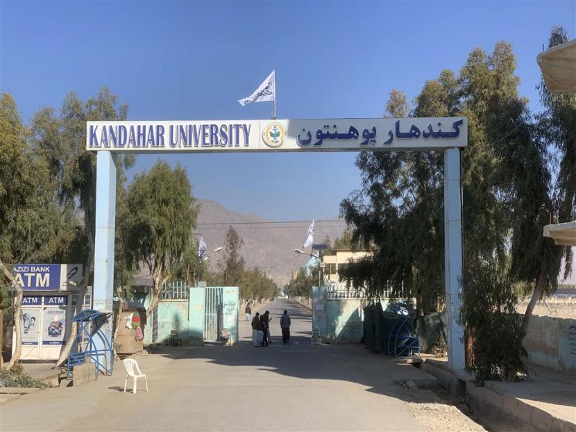 Siswa tiba di Universitas Kandahar di Kandahar, Afghanistan, 21 Desember 2022. Taliban yang berkuasa telah melarang perempuan menghadiri universitas di Afghanistan, menurut perintah yang dikeluarkan pada 20 Desember 2022.