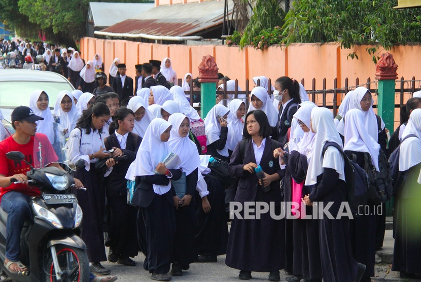 ilustrasi. Siswa tingkat menengah pertama berjalan pulang meninggalkan gedung sekolah setelah diumumkannya libur sekolah untuk antisipasi penyebaran COVID-19 di Kota Dumai, Riau, Senin (16/3/2020). (Antara/Aswaddy Hamid)