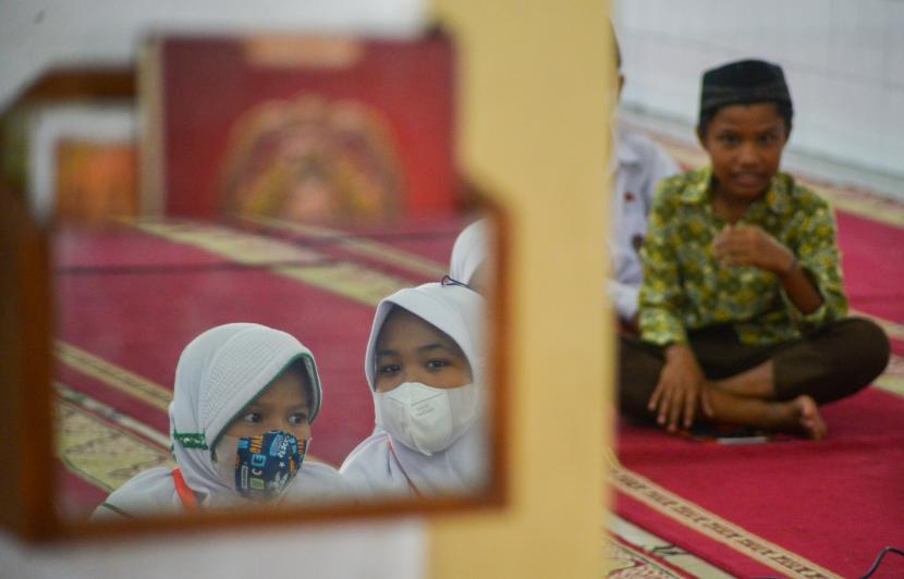Siswa tingkat sekolah dasar (SD) mengikuti Pesantren Ramadhan di Masjid Raya Gantiang, Padang, Sumatera Barat, Ahad (10/4/2022). Fiqih dan Sejarah Islam Masuk Muatan Lokal SD dan SMP di Bukittinggi