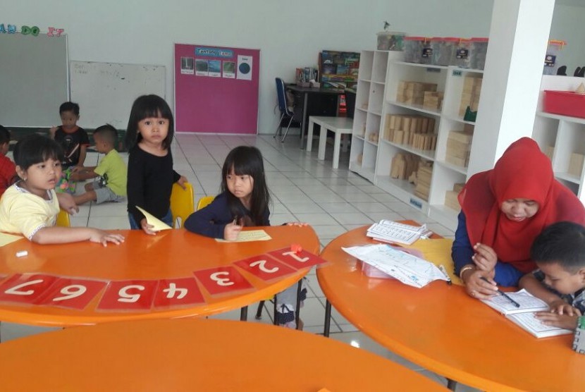 Siswa TK Bosowa Bina Insani Bogor tengah belajar dengan menerapkan metode sentra.