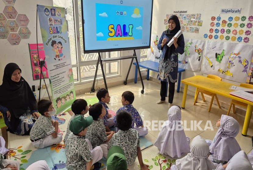 Siswa TK diajak bermain game edukasi SALI yang dibuat oleh tim peneliti UBSI. Game ini mengajarkan anak-anak untuk bisa melindungi diri dari tindakan pelecehan seksual. 