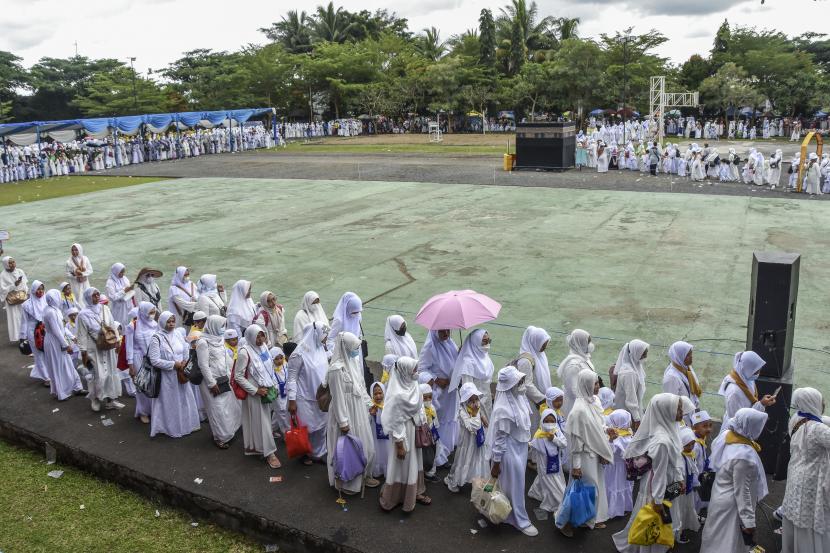 Siswa TK didampingi orang tuanya mengikuti peragaan manasik haji yang diselenggarakan oleh Ikatan Guru Taman Kanak-kanak Indonesia (IGTKI) Ciamis di Lapang Lokasana, Kabupaten Ciamis, Jawa Barat, Sabtu (29/10/2022). Kegiatan yang diikuti 6.300 siswa TK se-Ciamis bertujuan untuk memperkenalkan tata cara ibadah haji sebagai rukun Islam ke-5 pada anak usia dini. 