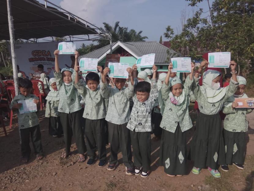 Siswa TK IT Hidayatullah Bengkulu mengumpulkan zakat untuk disalurkan melalui BMH, Senin (18/4).