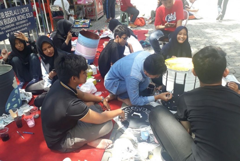 Siswa Yayasan Al Firdaus sedang membuat tong sampah hias untuk mushala di Solo, Jawa Tengah, Ahad (18/3).