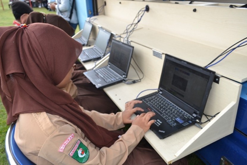 Siswi memamfaatkan fasilitas Pusat Layanan Internet Kecamatan (PLIK)