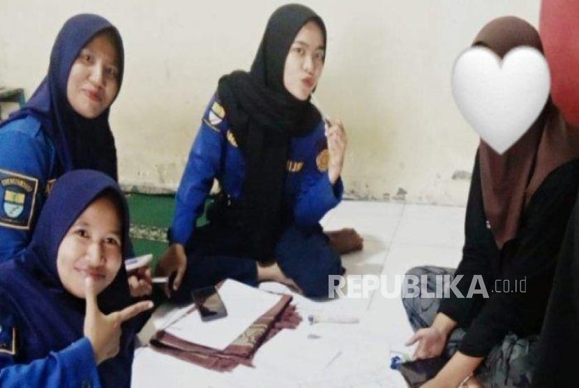 Siswi mendatangi petugas Damkar Cirebon untuk membantu mengerjakan tugas pelajaran kimia. 