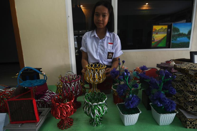 Siswi menunjukan hasil kerajinan tangan berbahan plastik bekas pada gelaran Festival Pelajar Nusantara di Palu, Sulawesi Tengah, Selasa (25/10/2022). Aneka produk kerajinan yang dibuat para siswa dan siswi tersebut dipamerkan sebagai bagian dari kampanye sampah daur ulang dapat memiliki nilai ekonomis.