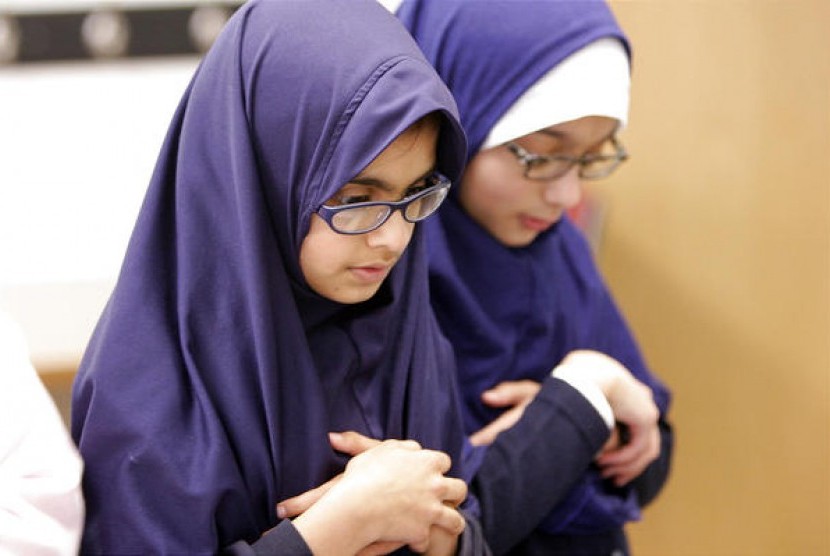 Siswi Muslim di AS melakukan shalat berjamaah