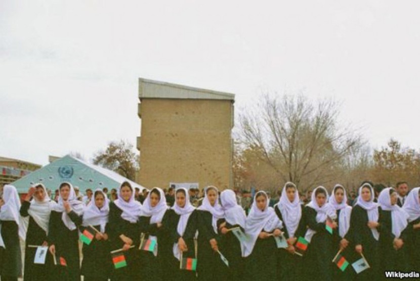 Puluhan siswi sekolah menengah memprotes penutupan sekolah perempuan.