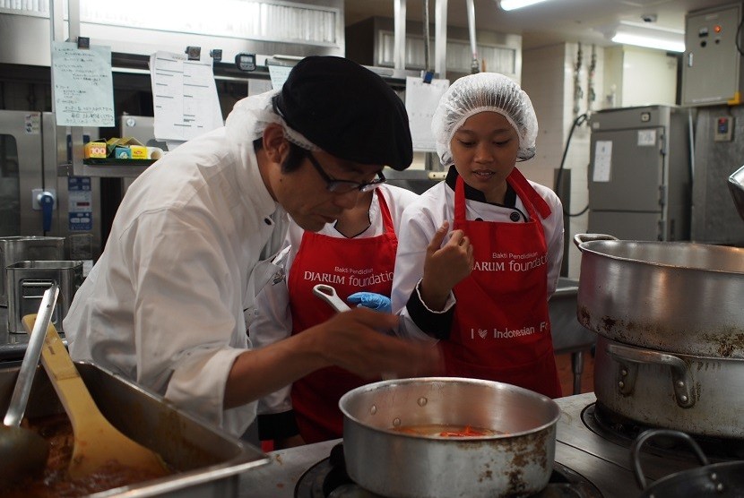 Siswi SMKN I Kudus sedang mempersiapkan masakan khas Indonesia di ajang Indonesia Culinary Fair 2016 di Tokyo, Jepang