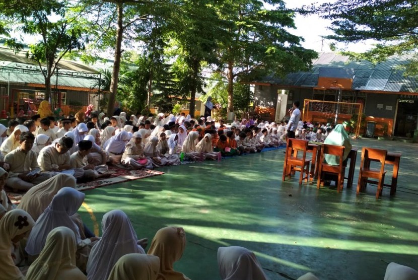 SIT Al Iman Bojonggede, Bogor, mengadakan lomba hapalan Quran terbaik yang diikuti seluruh kelas, pada Jumat terakhir setiap bulan.