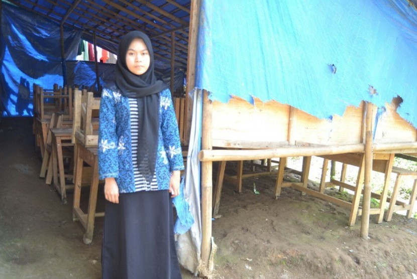Siti Afifah (17) guru Kelas Jauh di nak-anak di Kelas Jauh SDN Sirna Asih, Kampung Cisarua, Kecamatan Cigudeg, Kabupaten Bogor.
