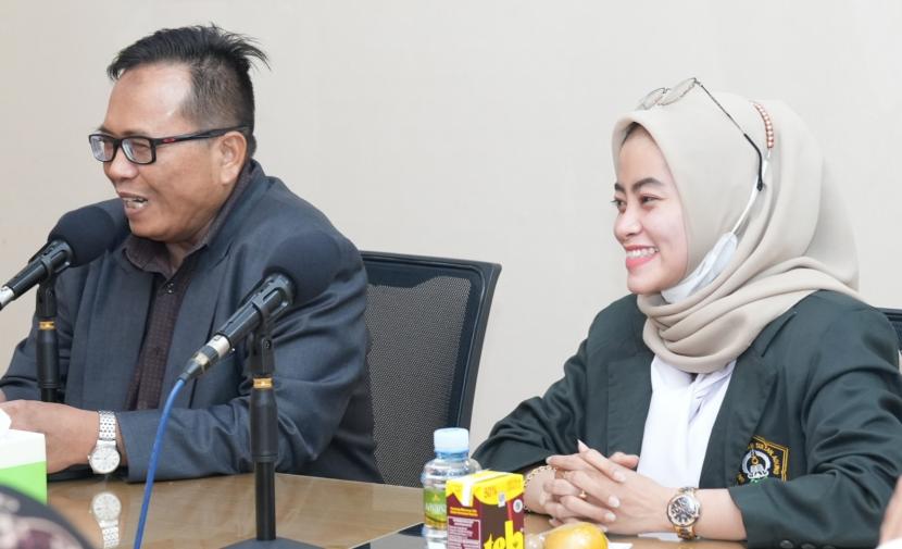  Siti Aisyah Amini, mahasiswa Fakultas Hukum (FH) Unissula, yang akan menjadi delegasi anak muda Indonesia pada KTT Lembaga Pangan dan Pertanian Dunia (FAO) yang akan digelar di Kota Roma, Italia pada 31- 4 September 2022 mendatang, dalam acara pelepasan oleh Rektor Unissula, Prof Gunarto, di kampus Unissula.