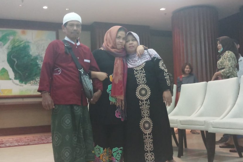 Siti Aisyah disambut Keluarga, Menlu, dan Menhukam serta media Indonesia, di Kemenlu, Jakarta, Senin (11/3).