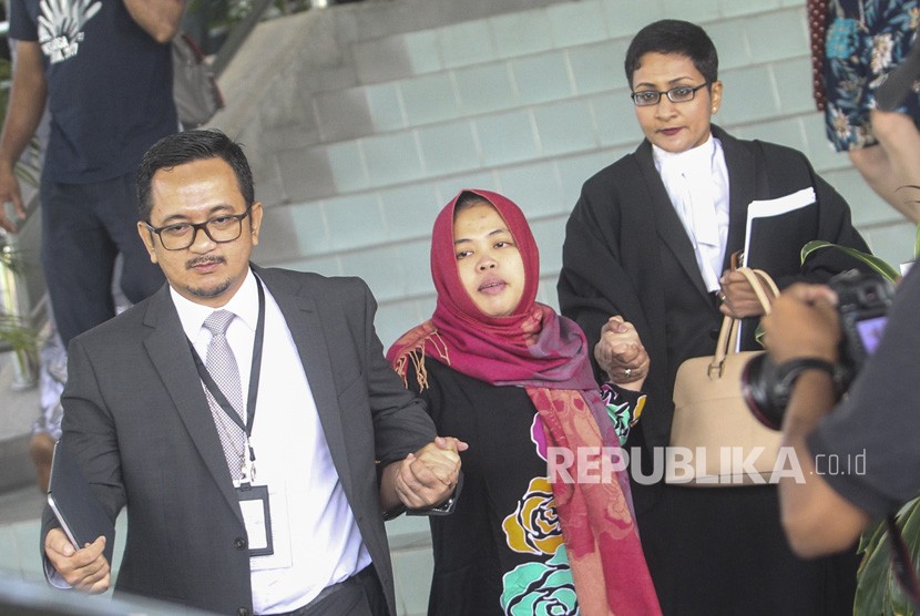 Siti Aisyah meninggalkan Pengadilan Tinggi Shah Alam, Shah Alam, Malaysia, Senin (11/3/2019). Jaksa penuntut menarik dakwaan pembunuhan terhadap tersangka Siti Aisyah. 