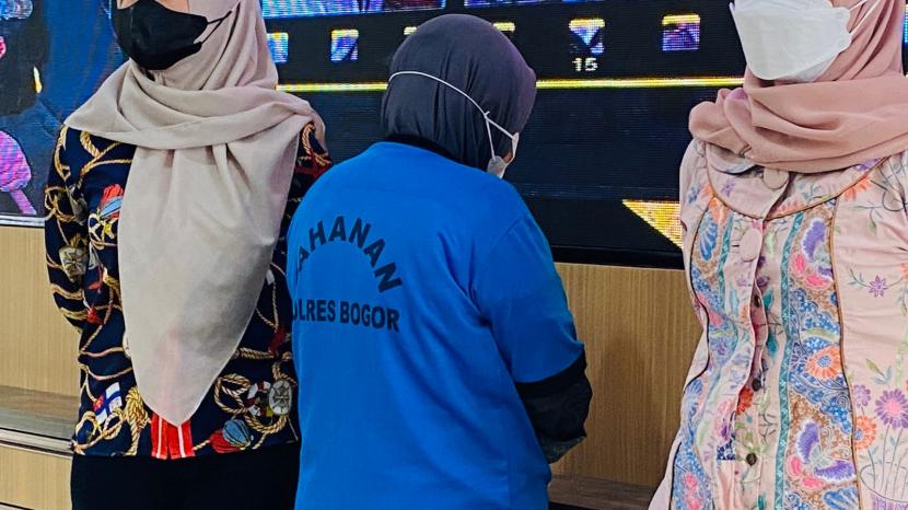 Siti Aisyah Nasution (29 tahun), pelaku penipuan bermodus pinjol yang sebabkan ratusan mahasiswa IPB jadi korban, dihadirkan dalam konferensi pers di Mako Polres Bogor, Jumat (18/11).