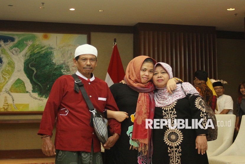 Siti Aisyah. Siti Aisyah (tengah) berfoto bersama ayah dan ibunya, Asria (kiri) dan Benah (kanan) saat acara serah terima Siti Aisyah dari Kementerian Luar Negeri kepada keluarga di Gedung Foyer Kementerian Luar Negeri, Jakarta, Senin (11/3/2019).