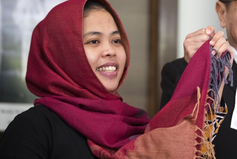 Siti Aisyah tersenyum saat konferensi pers mengenai pembebasannya di Kedutaan Besar Indonesia di Kuala Lumpur, Malaysia, Senin (11/3).