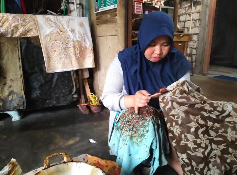 Siti Amaroh, warga Desa Sumurgung, Kabupaten Tuban, Jawa Timur, tergabung dengan Kelompok Putri Berdikari Batik binaan Baznas RI dan Yayasan Sahabat Pulau Indonesia, sejak tahun 2019.
