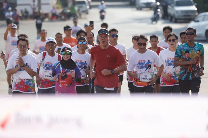 Siti Atikoh Supriyanti dan Ganjar Pranowo, serta 500 pelari dari berbagai komunitas lari di Jawa Tengah mengikuti event 