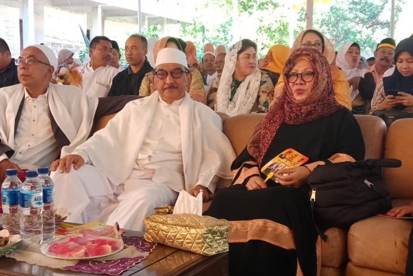 Siti Hardijanti Rukmana, putri sulung mantan Presiden RI Soeharto, mengunjungi Pondok Pesantren Hasbullah Bahrul Ulum, Tambakberas, Jombang, Jumat (29/3). 