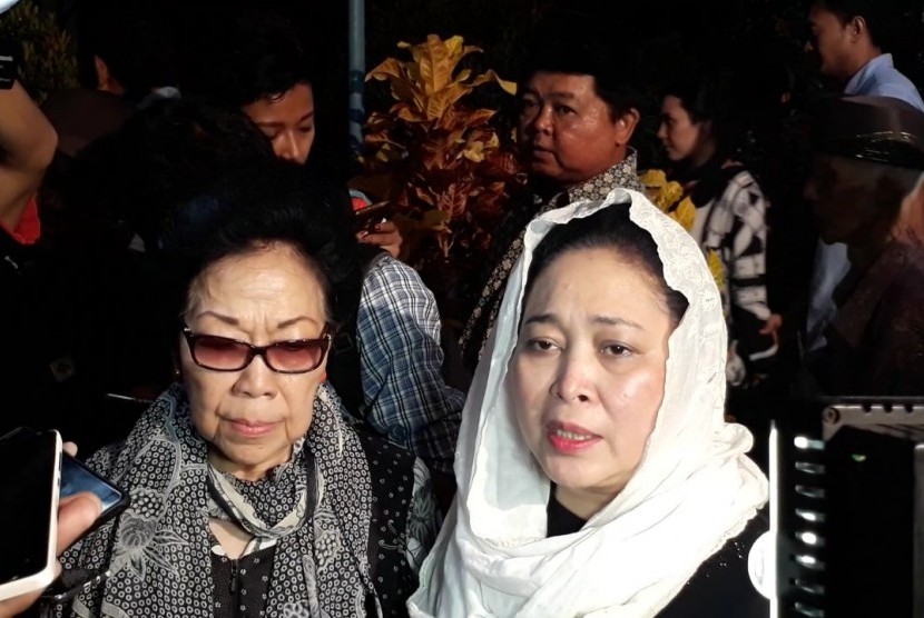 Siti Hediati Hariyadi atau Titiek Soeharto (jilbab putih) usai memakamkan jenazah Probosutedjo di Makam Somenggalan, Dusun Kemusuk, Kabupaten Bantul, Senin (26/3) malam. 