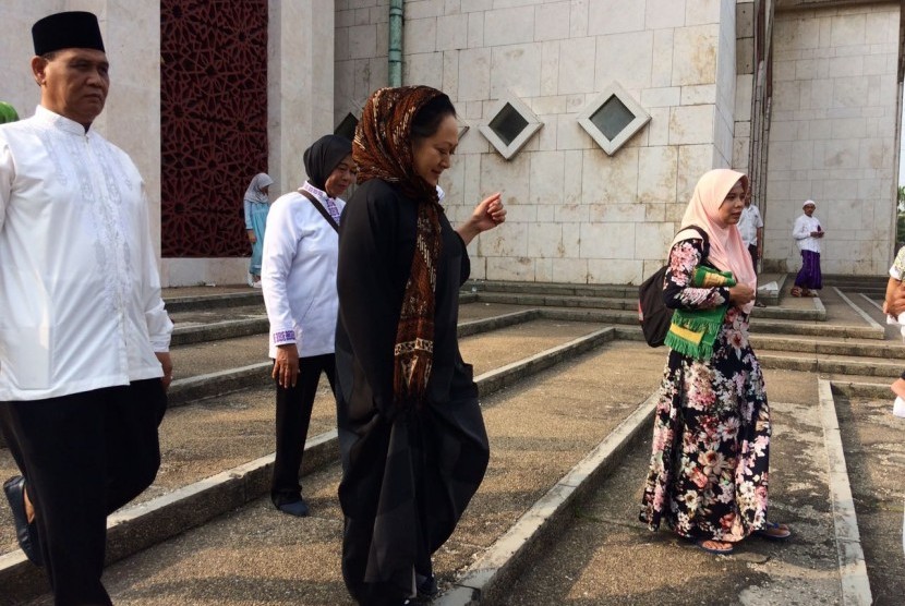 Siti Hutami Endang Hadiningsih atau Mamiek Soeharto menjalani Shalat idul Adha di Masjid At-Tin, Jakarta Timur, Jumat (1/9).