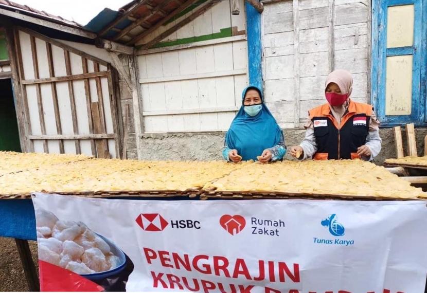 Siti Karyani, Relawan Rumah Zakat Desa Berdaya Sempu, Blora memberikan pendampingan usaha kepada para member Usaha Mikro Kecil Menengah (UMKM) yang terdampak akibat pandemi Covid-19.