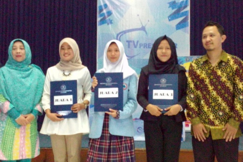 Siti Kiswah (kedua dari kiri), mahasiswa AMIK BSI Sukabumi, Juara TV Presenter Competition se-Kota Sukabumi. 