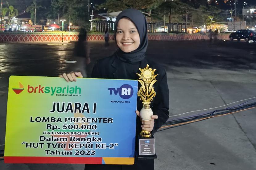 Siti Mardhatila, mahasiwi Program Studi Komunikasi Penyiaran Islam Fakultas Agama Islam Universitas Muhammadiyah Jakarta (KPI FAI UMJ) berhasil meraih Juara 1 pada perlombaan kontes presenter yang diselenggarakan dalam rangka HUT TVRI Kepulauan Riau ke-2 Tahun 2023, Ahad (12/11/2023), di Kepulauan Riau.