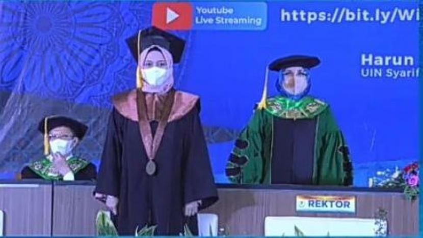 Siti Maulidya Chairunnisa, santri Pesmadai, berhasil meraih gelar sarjana dan wisudawan tebaik UIN Jakarta, Sabtu (5/6).