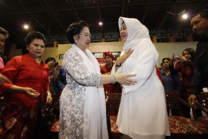 Siti Musdah Mulia (berkerudung) bersama Megawati Soekarnoputri