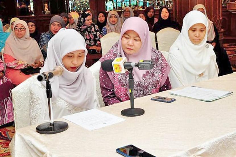 Siti Nur Mariam, Nama Baru Mary Ann Setelah Jadi Mualaf. Foto: Dua orang wanita bernama Mary Ann Loder Malcontento (31 tahun) dan Analyn Labitag Biong (29) menjadi mualaf pada akhir Maret lalu. 