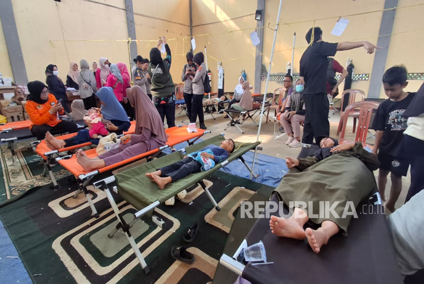 Siti Nuraeni (25), Ibu Menyusui Asal Desa Neglasari, Kecamatan Cipongkor, Kabupaten Bandung Barat Menjalani Pemeriksaan di Posko Kecamatan karena Mengeluhkan Gejala Dugaan Keracunan Usai Mengkonsumsi Menu MBG.