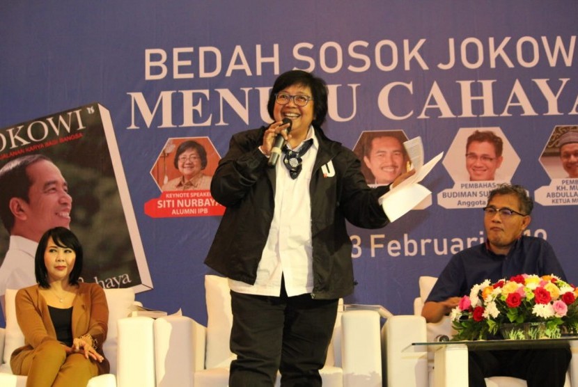  Siti Nurbaya Bakar, Alumni yang juga Menteri Lingkungan Hidup dan Kehutanan (LHK) saat menjadi pembicara kunci dalam acara bedah buku Jokowi Perjalanan Karya bagi Bangsa: Menuju Cahaya, di Puri Begawan, Bogor, Jawa Barat, Ahad (3/2).