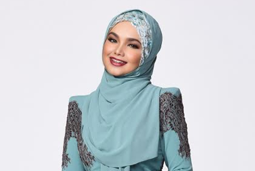 Penyanyi Malaysia Siti Nurhaliza dijatuhi hukuman denda karena melanggar protokol Covid-19 saat penyelenggaraan acara syukuran akikah dan tahnik bayinya pada April 2021.