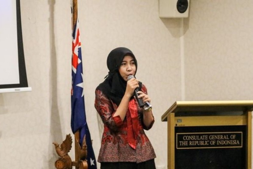 Siti Nurkhasanah alias Ana jadi MC di Seminar Kebangsaan di Australia.